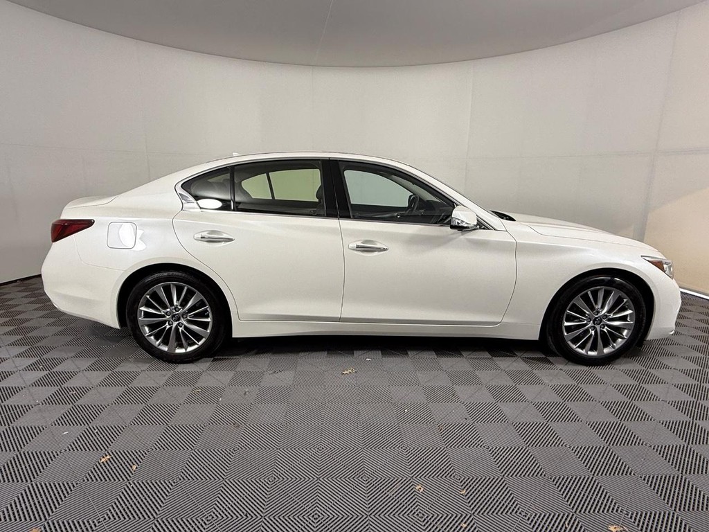 INFINITI Q50 Vehicle Full-screen Gallery Image 02