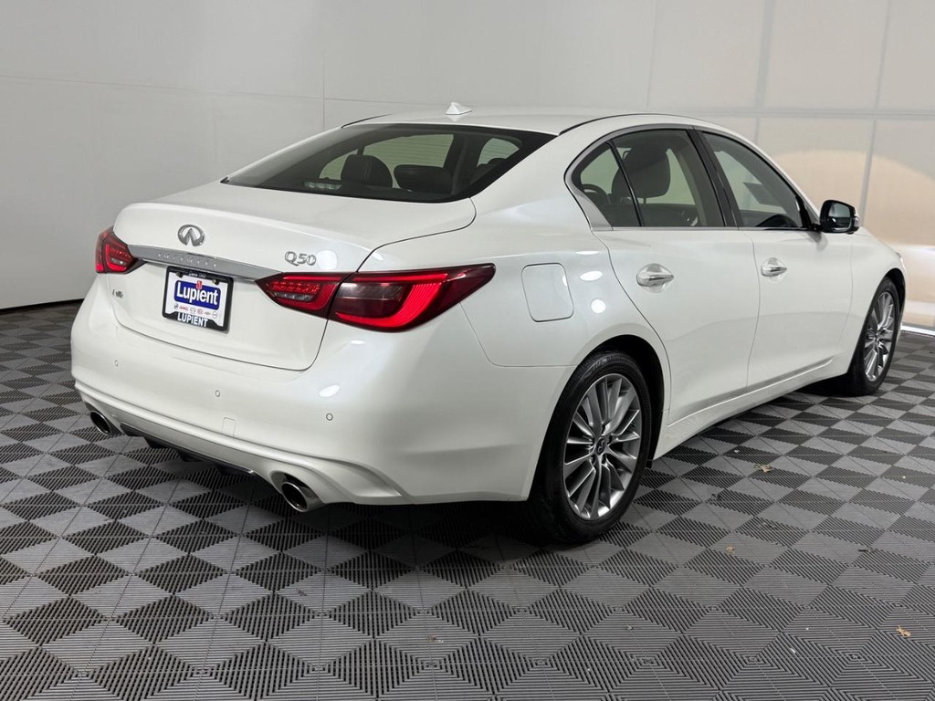 INFINITI Q50 Vehicle Full-screen Gallery Image 03