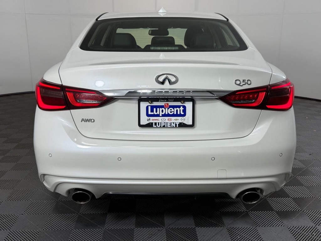 INFINITI Q50 Vehicle Full-screen Gallery Image 04