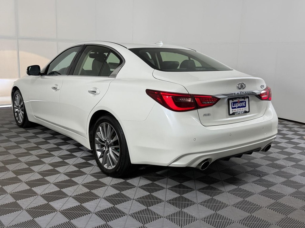 INFINITI Q50 Vehicle Full-screen Gallery Image 08