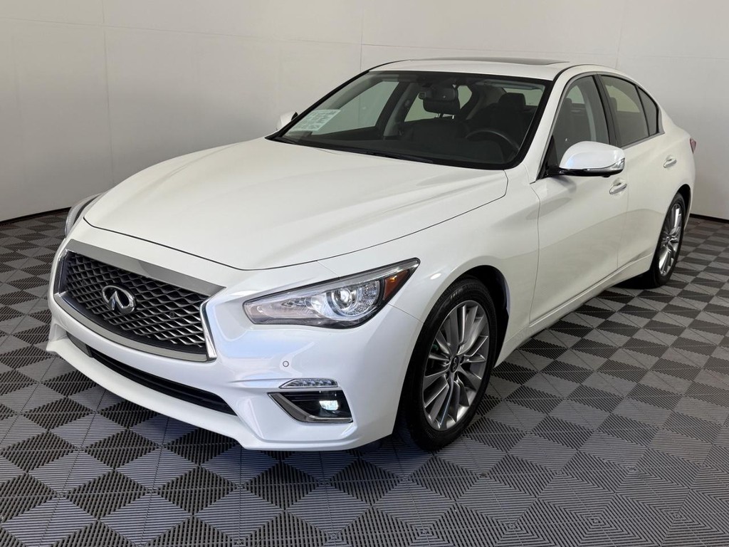 INFINITI Q50 Vehicle Full-screen Gallery Image 09