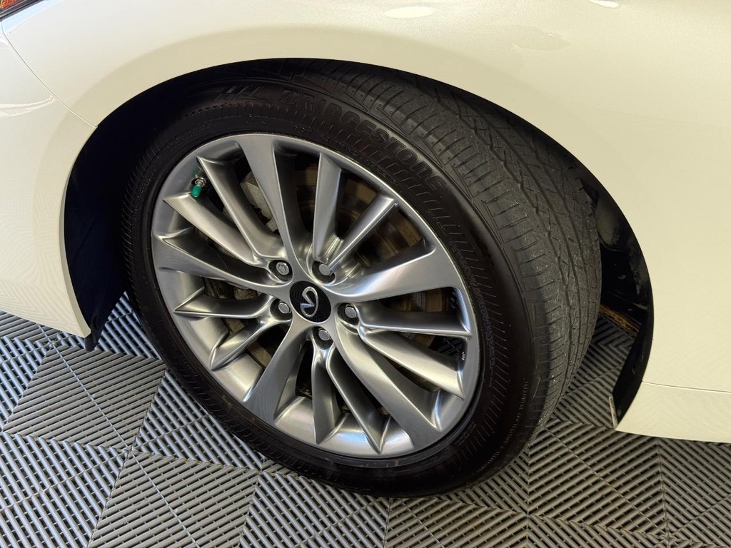 INFINITI Q50 Vehicle Full-screen Gallery Image 12