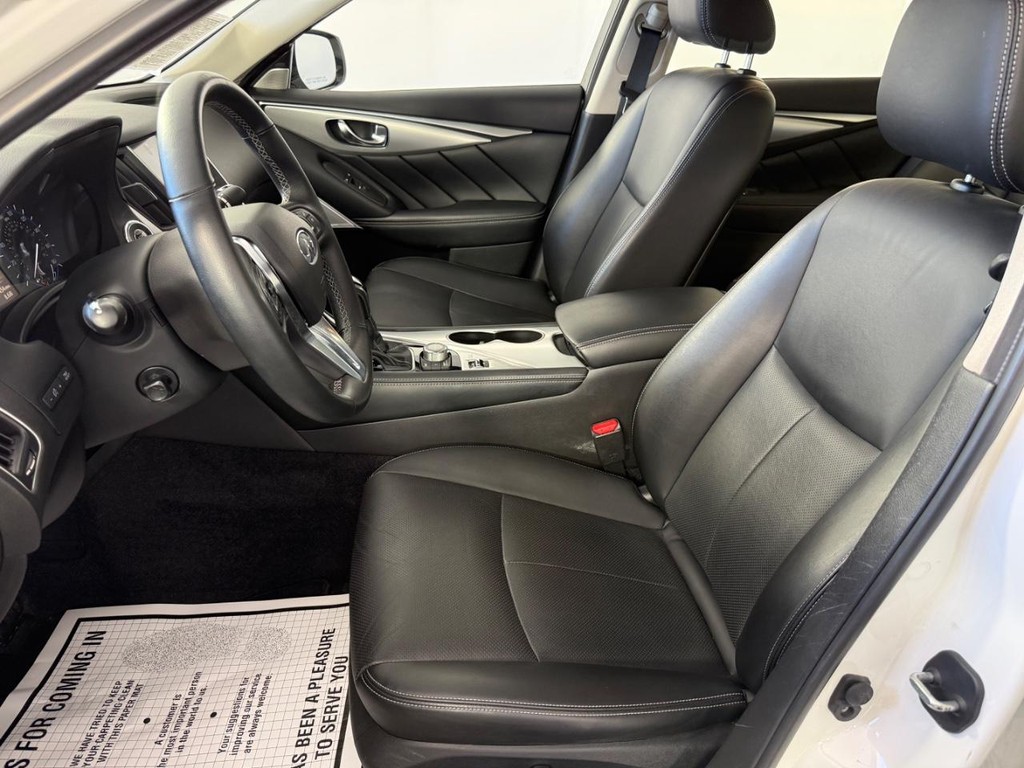 INFINITI Q50 Vehicle Full-screen Gallery Image 15