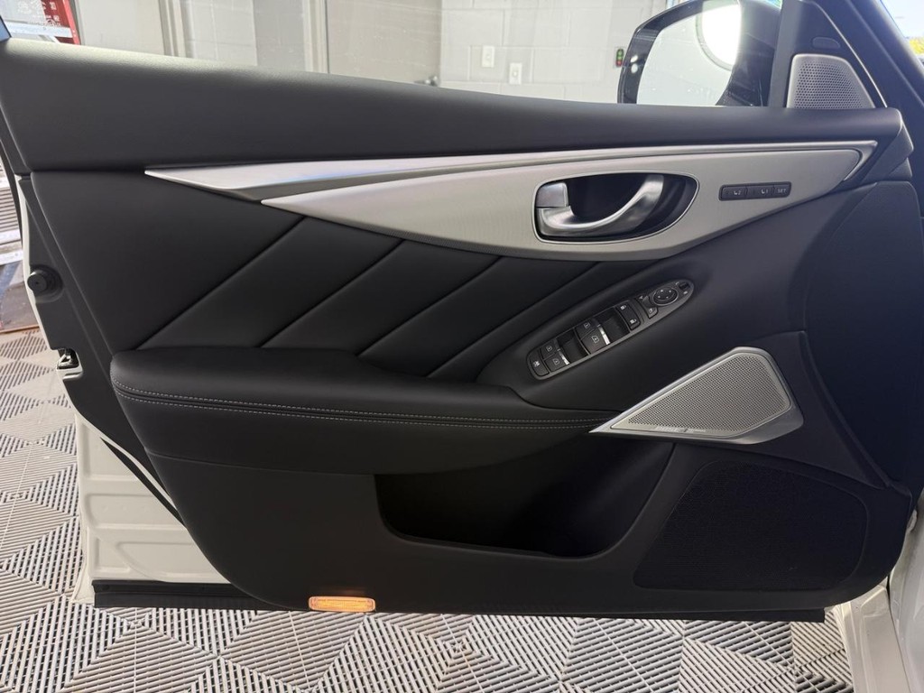 INFINITI Q50 Vehicle Full-screen Gallery Image 16