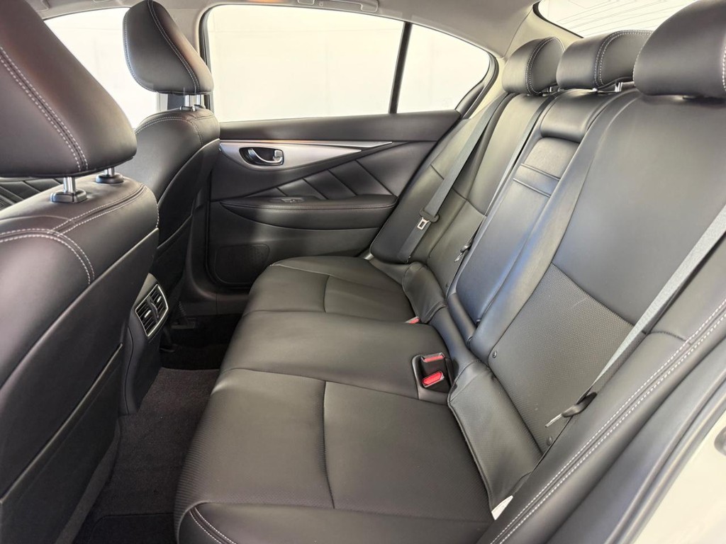 INFINITI Q50 Vehicle Full-screen Gallery Image 17