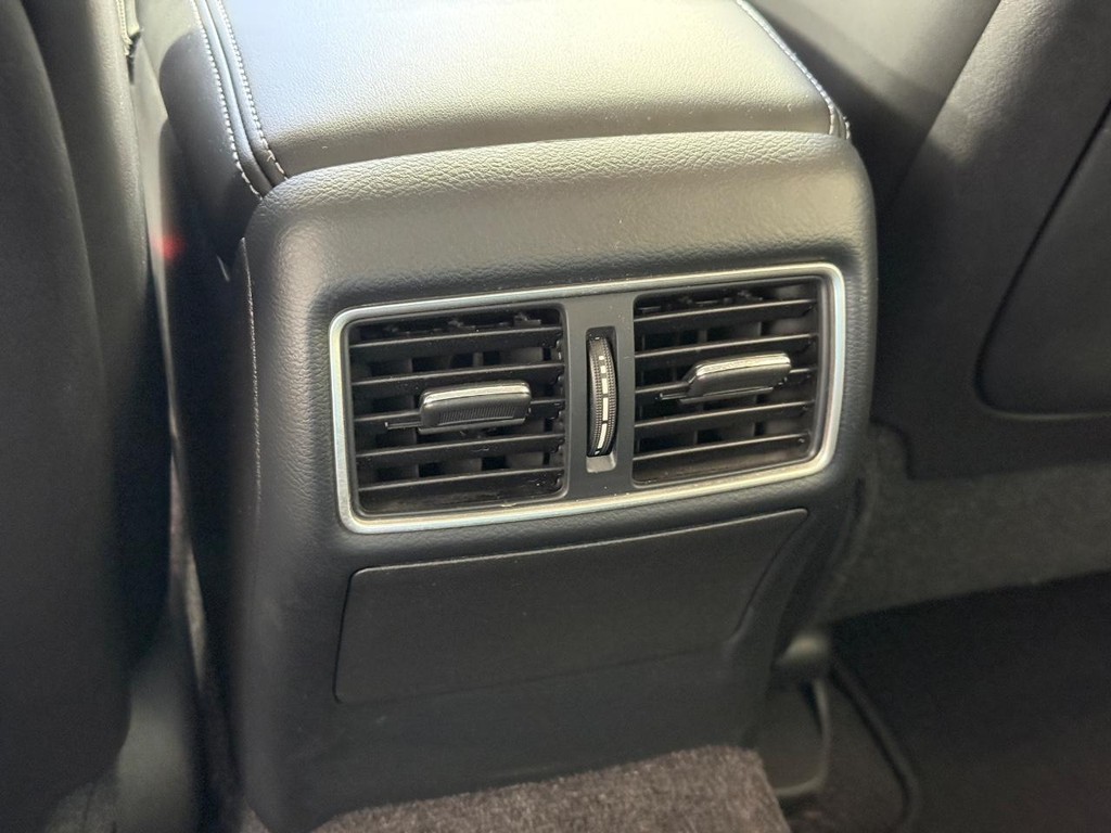 INFINITI Q50 Vehicle Full-screen Gallery Image 19