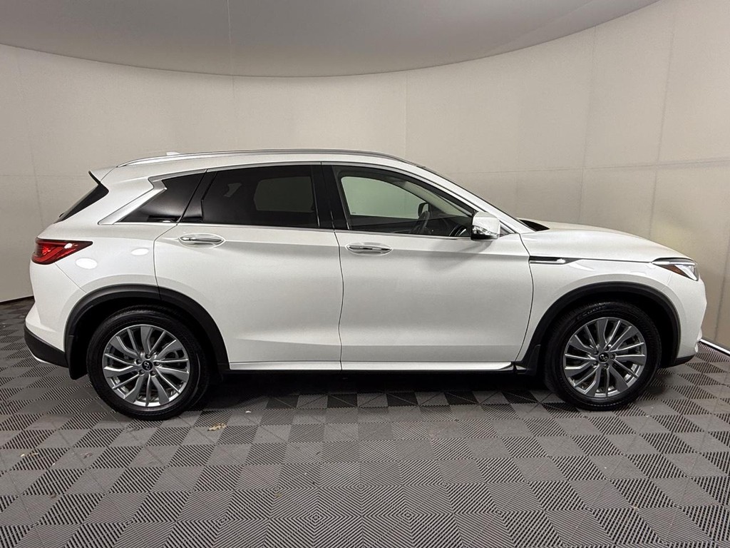 INFINITI QX50 Vehicle Full-screen Gallery Image 02