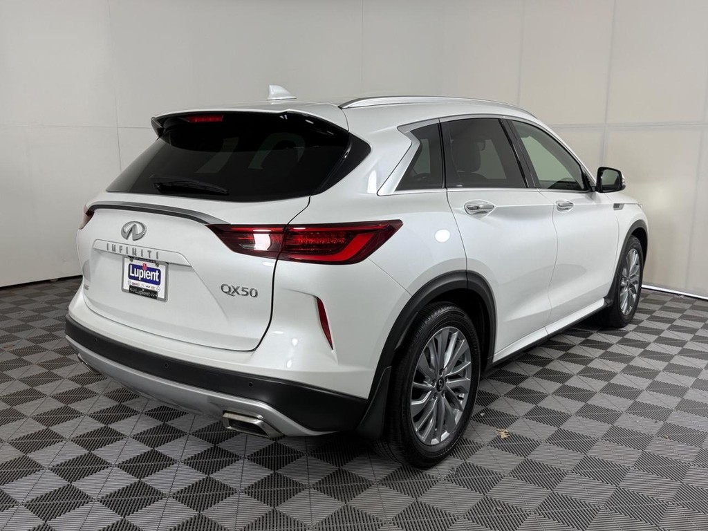 INFINITI QX50 Vehicle Full-screen Gallery Image 03
