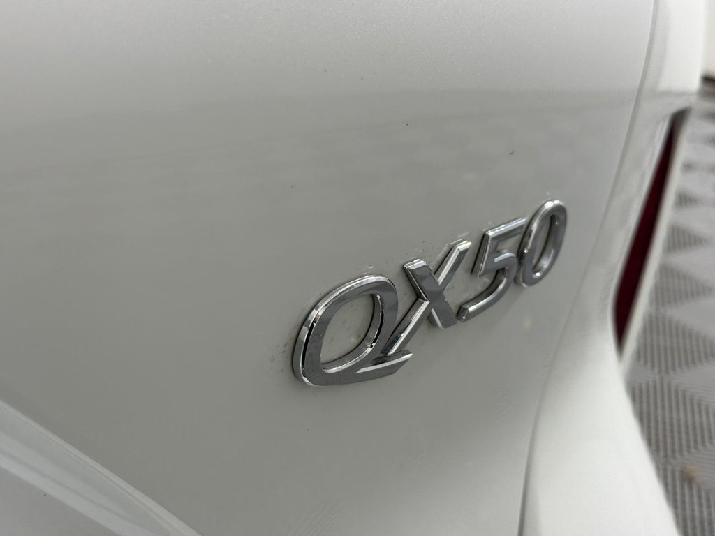 INFINITI QX50 Vehicle Full-screen Gallery Image 04