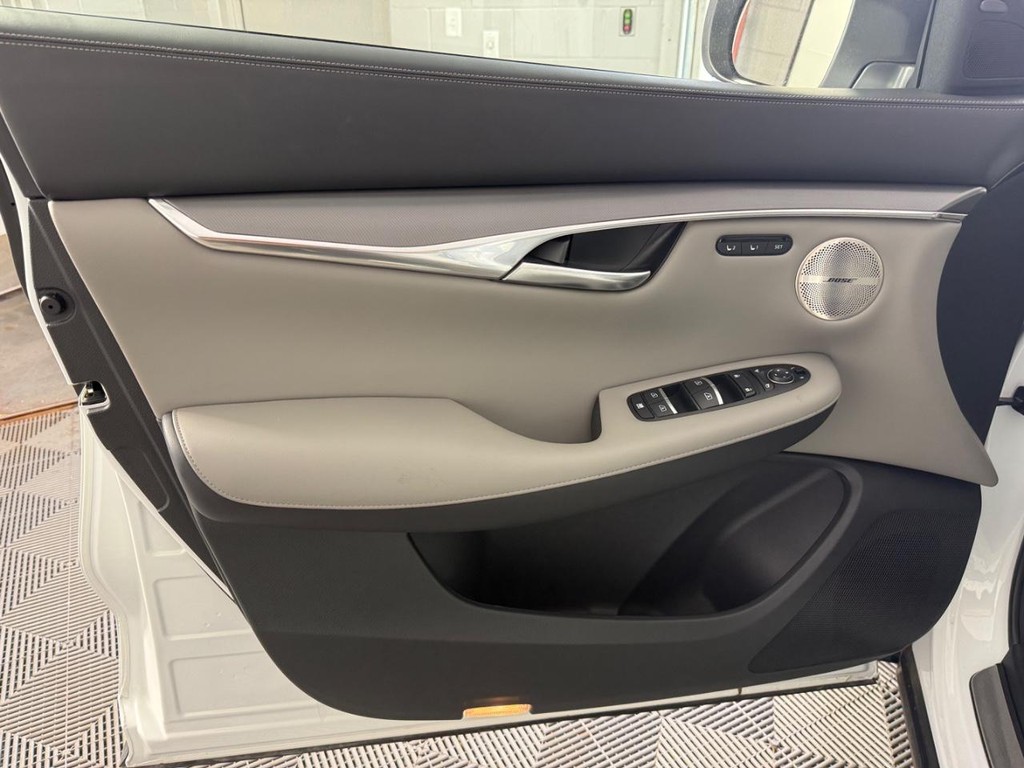 INFINITI QX50 Vehicle Full-screen Gallery Image 16