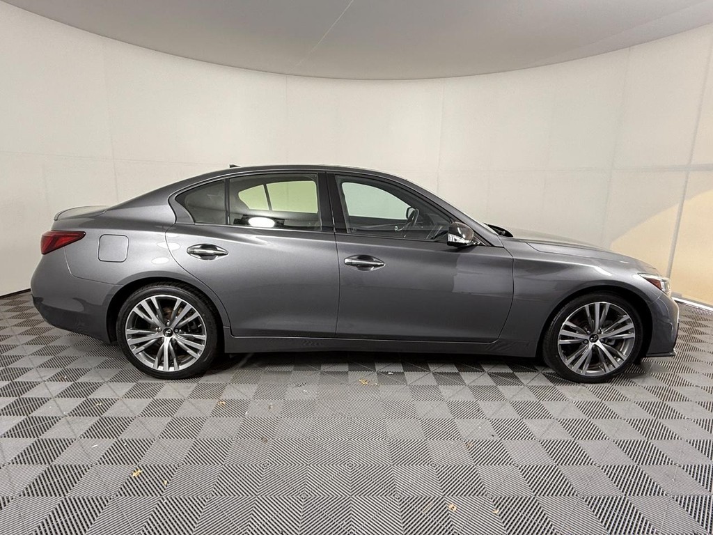 INFINITI Q50 Vehicle Full-screen Gallery Image 02