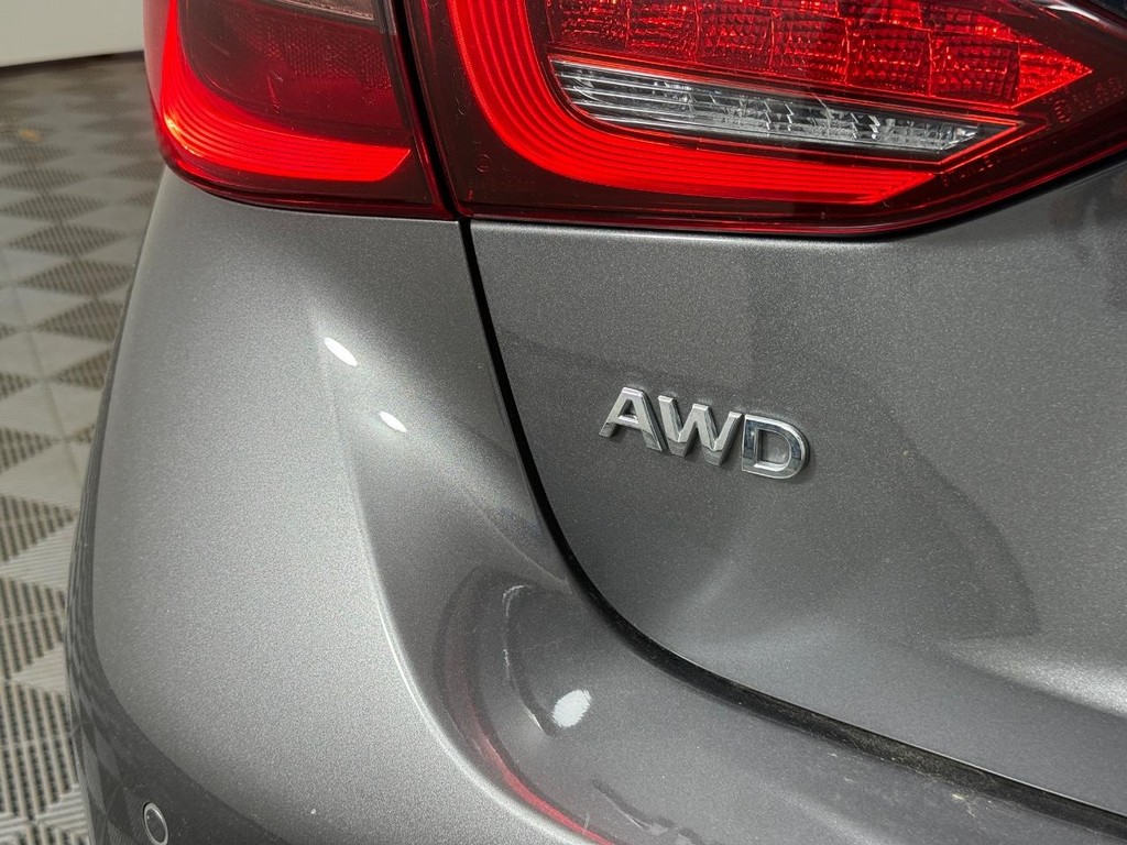INFINITI Q50 Vehicle Full-screen Gallery Image 03