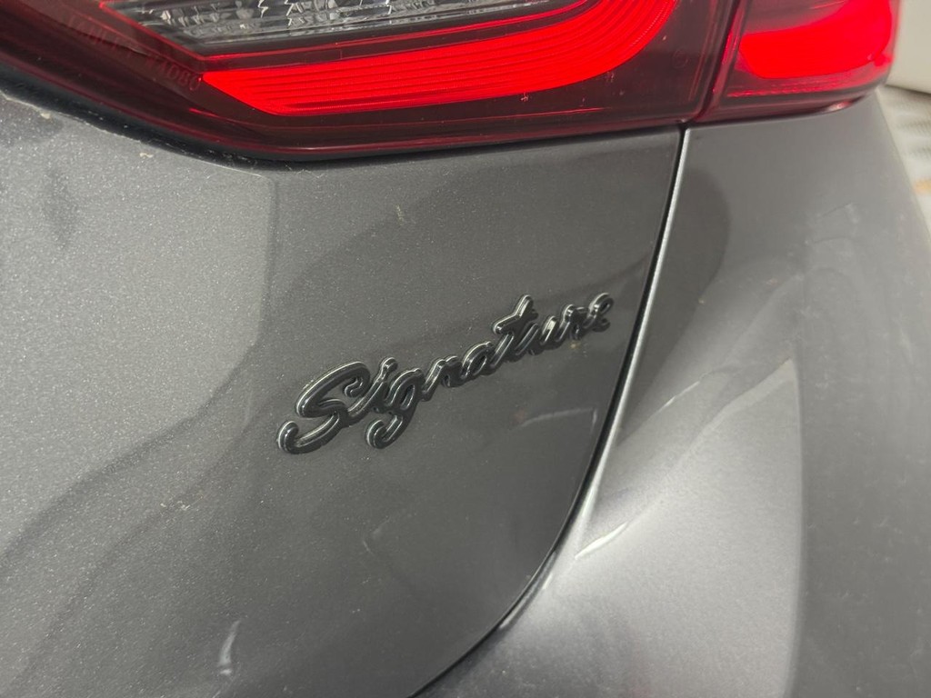 INFINITI Q50 Vehicle Full-screen Gallery Image 06