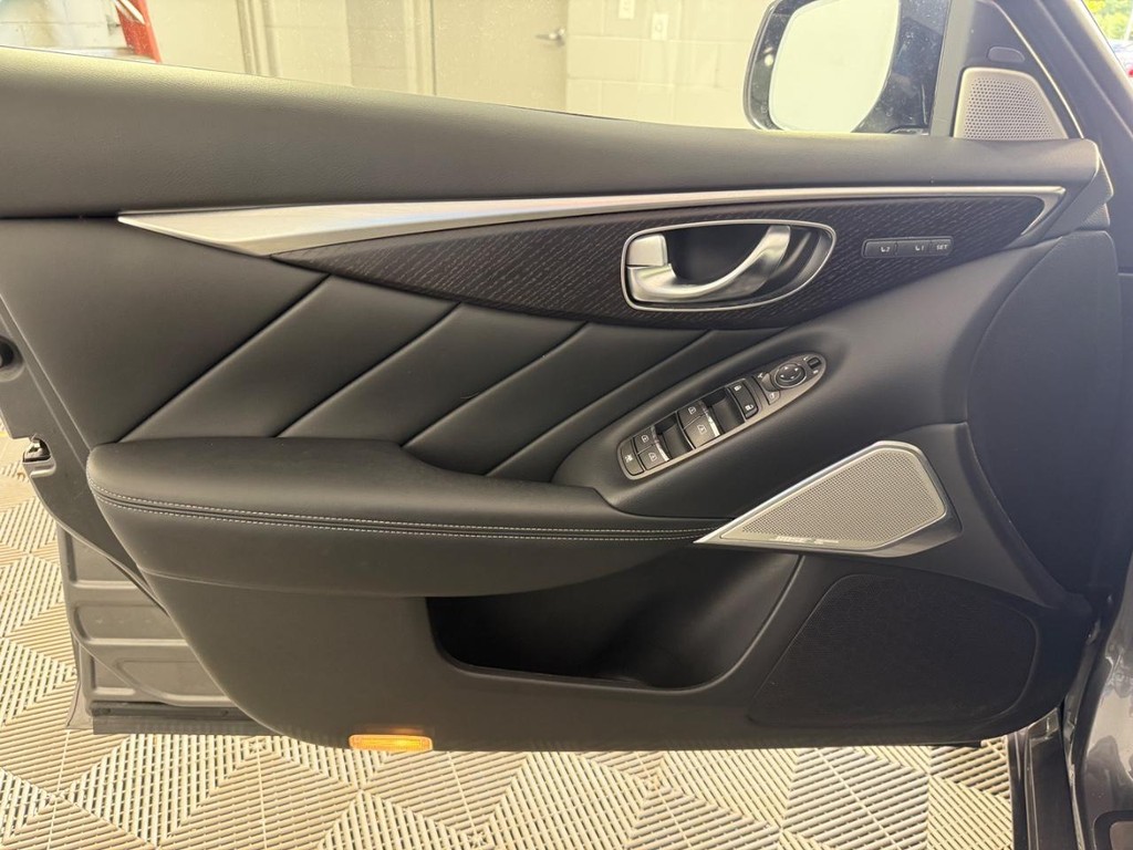 INFINITI Q50 Vehicle Full-screen Gallery Image 16