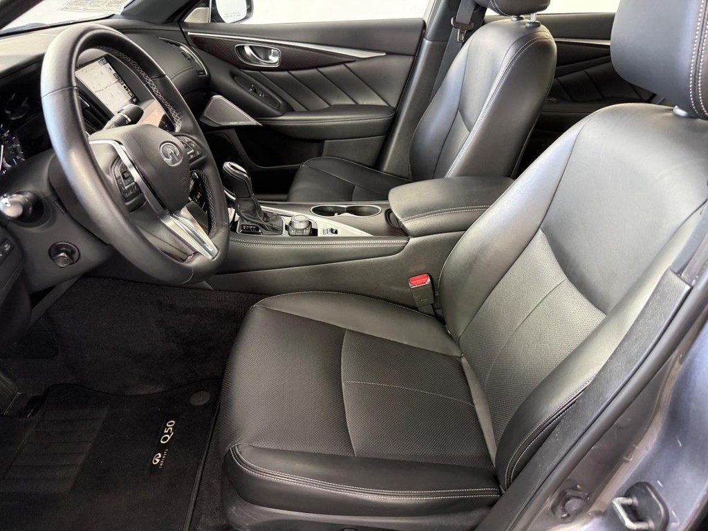 INFINITI Q50 Vehicle Full-screen Gallery Image 17