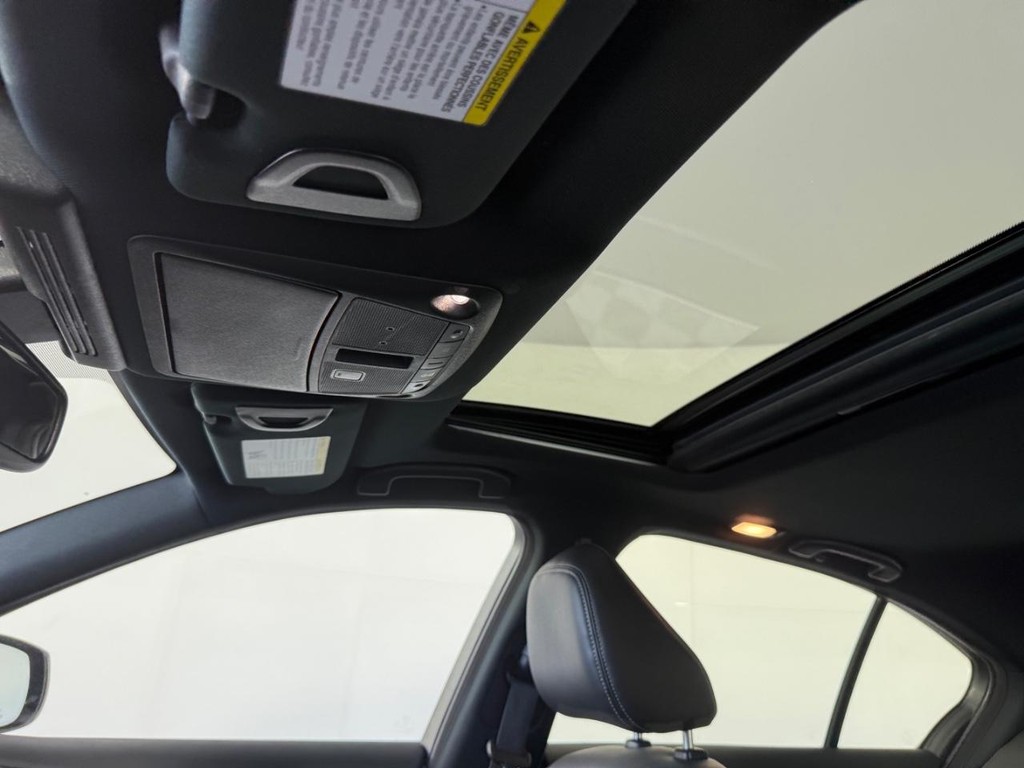 INFINITI Q50 Vehicle Full-screen Gallery Image 18