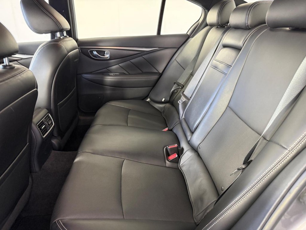 INFINITI Q50 Vehicle Full-screen Gallery Image 19