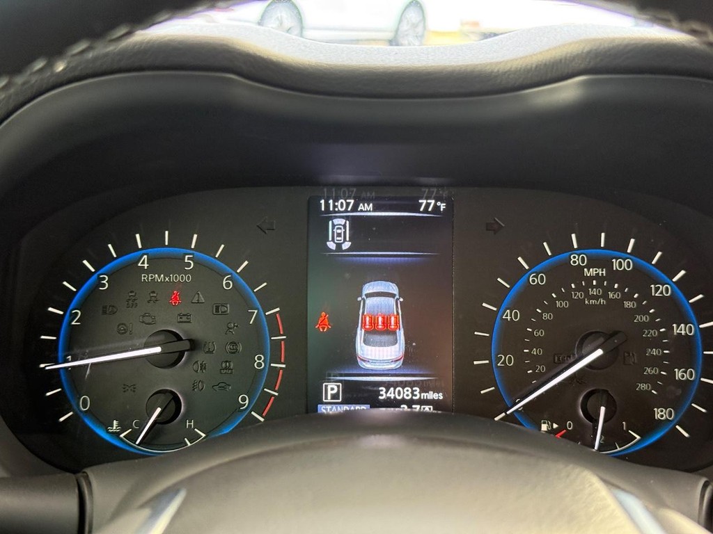 INFINITI Q50 Vehicle Full-screen Gallery Image 24