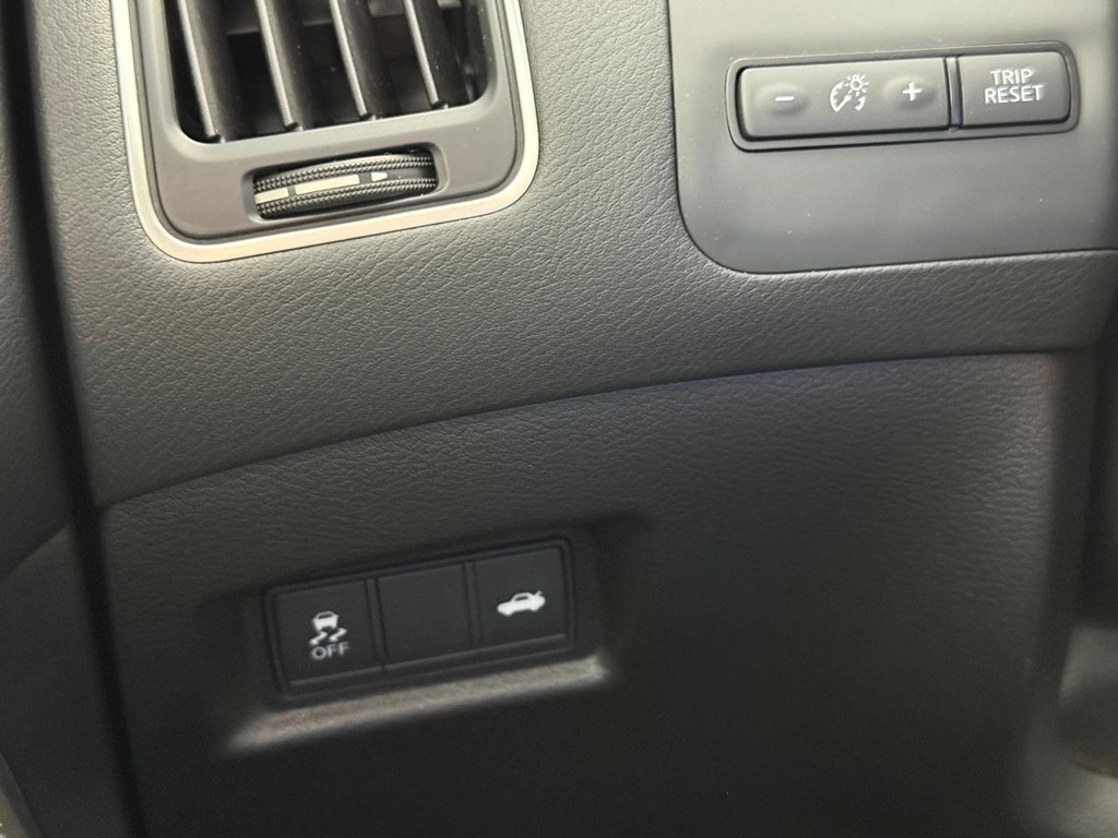 INFINITI Q50 Vehicle Full-screen Gallery Image 27