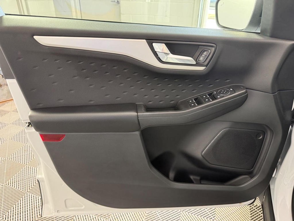 Ford Escape Vehicle Full-screen Gallery Image 16