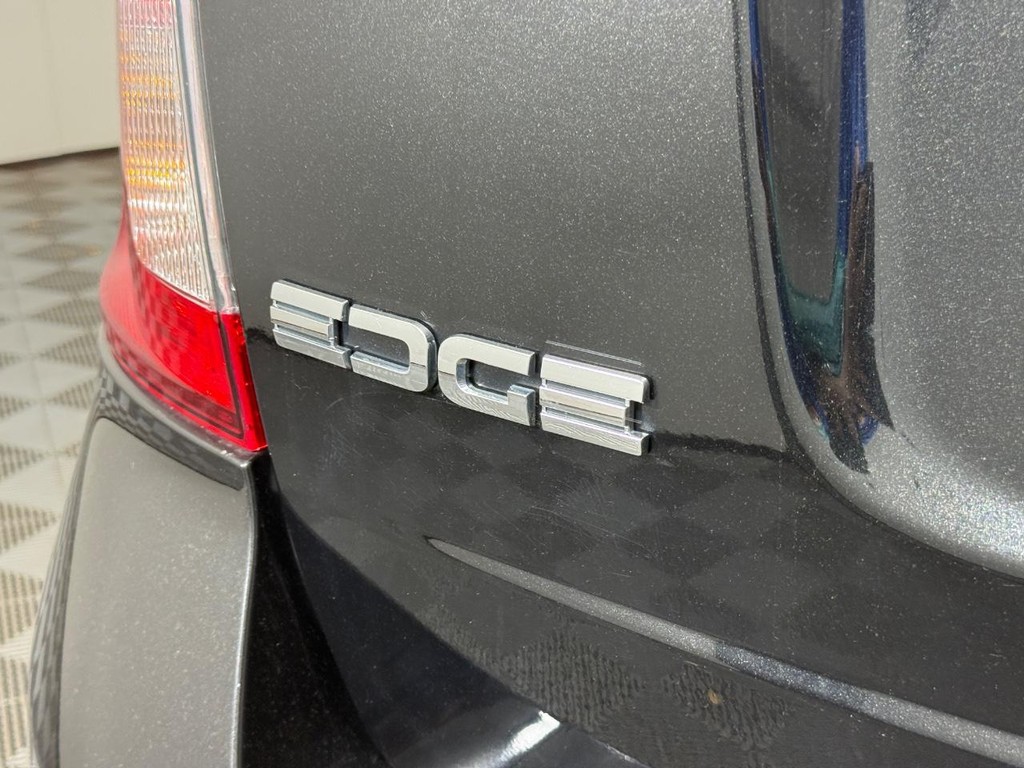 Ford Edge Vehicle Full-screen Gallery Image 03