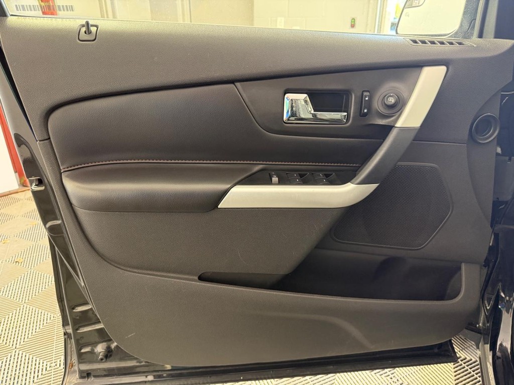 Ford Edge Vehicle Full-screen Gallery Image 17