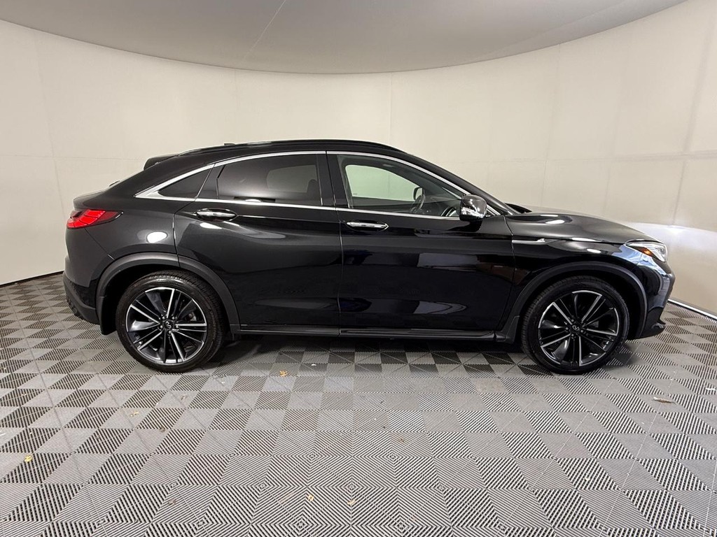 INFINITI QX55 Vehicle Full-screen Gallery Image 02