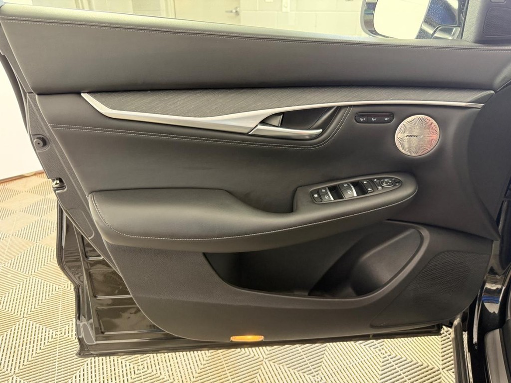 INFINITI QX55 Vehicle Full-screen Gallery Image 17