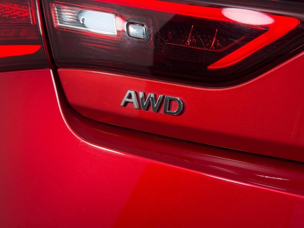 INFINITI Q60 Vehicle Full-screen Gallery Image 06