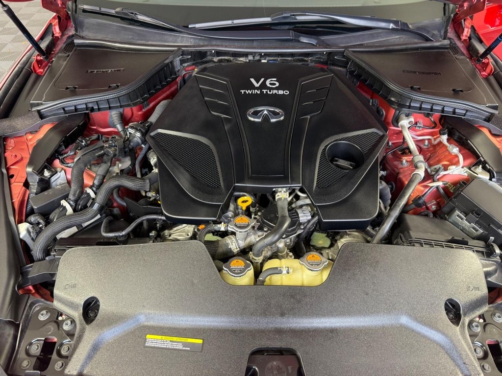 INFINITI Q60 Vehicle Full-screen Gallery Image 11