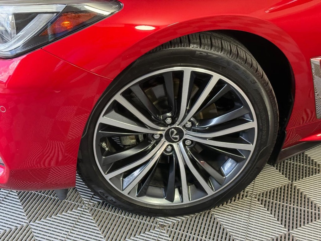 INFINITI Q60 Vehicle Full-screen Gallery Image 12