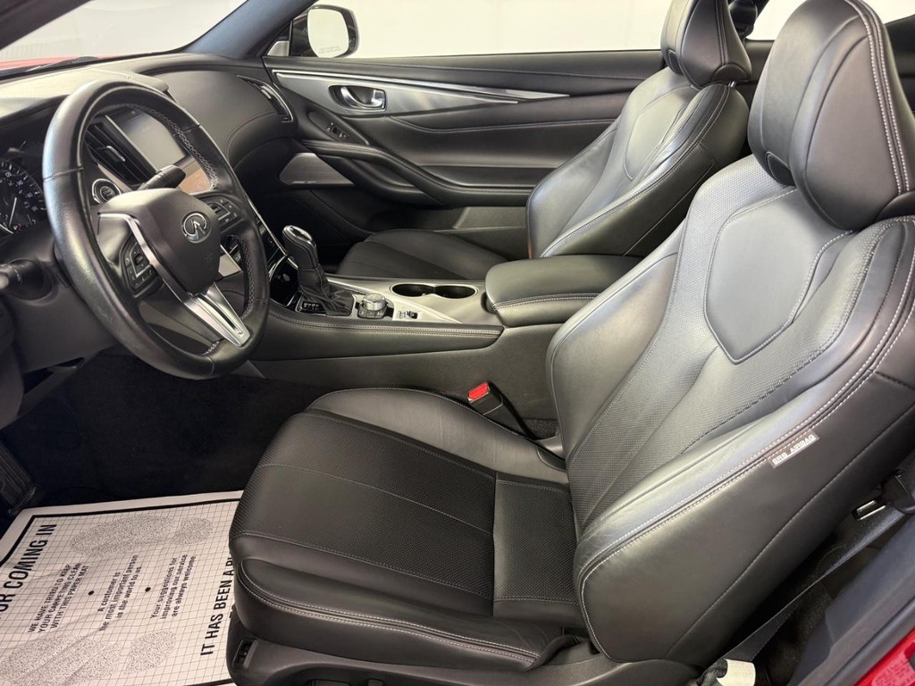 INFINITI Q60 Vehicle Full-screen Gallery Image 15