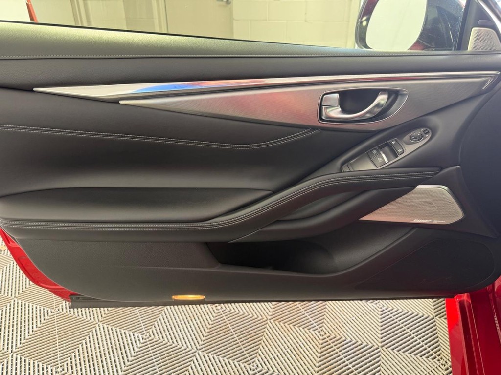 INFINITI Q60 Vehicle Full-screen Gallery Image 16