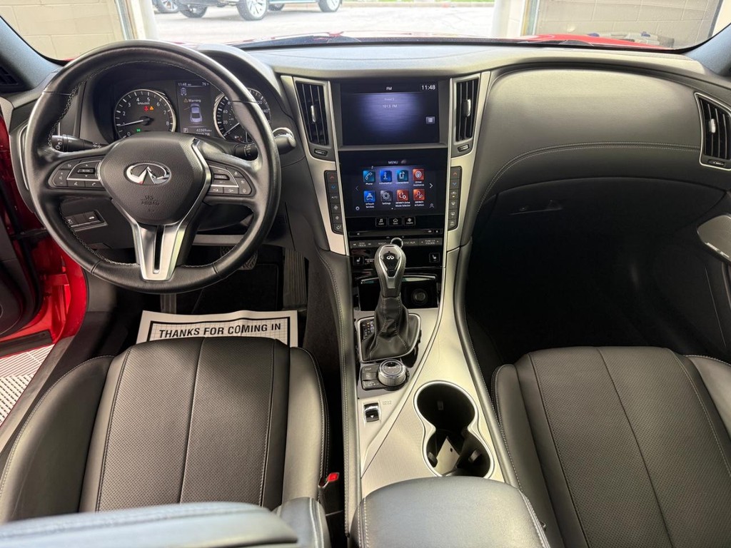 INFINITI Q60 Vehicle Full-screen Gallery Image 17