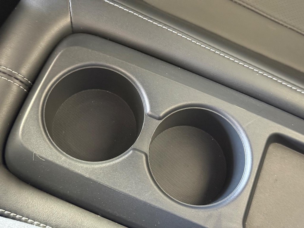INFINITI Q60 Vehicle Full-screen Gallery Image 18