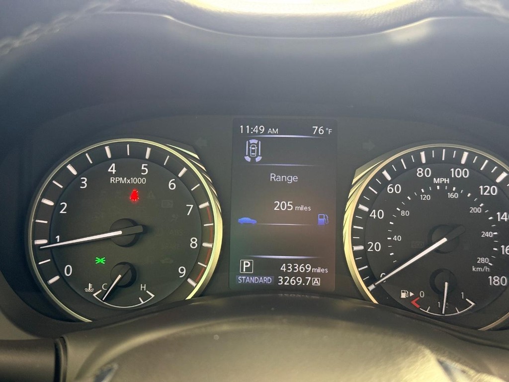 INFINITI Q60 Vehicle Full-screen Gallery Image 21
