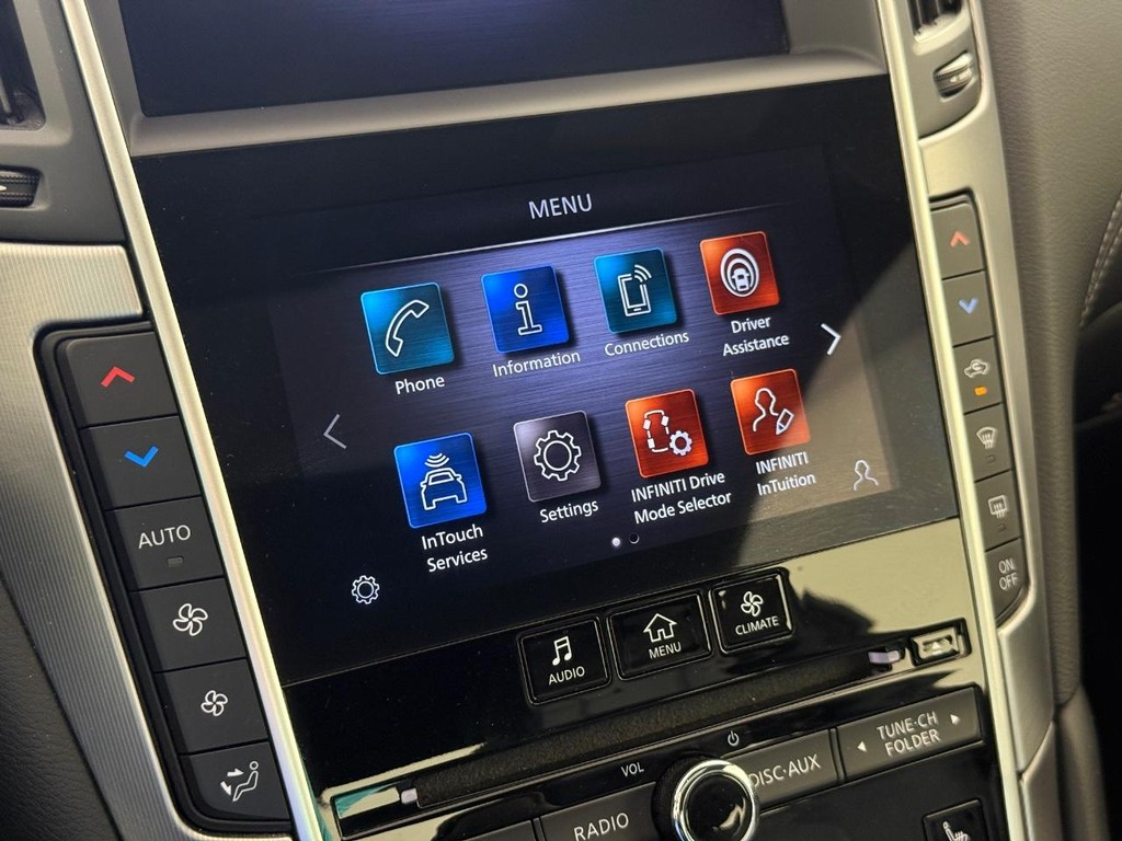 INFINITI Q60 Vehicle Full-screen Gallery Image 23