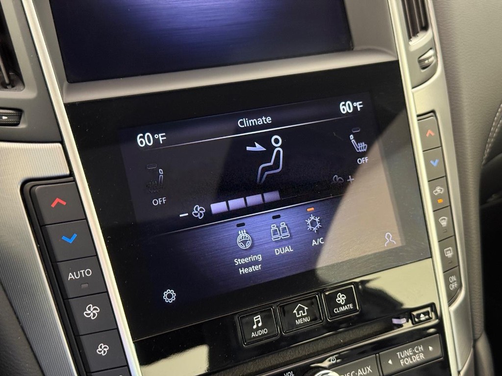 INFINITI Q60 Vehicle Full-screen Gallery Image 24