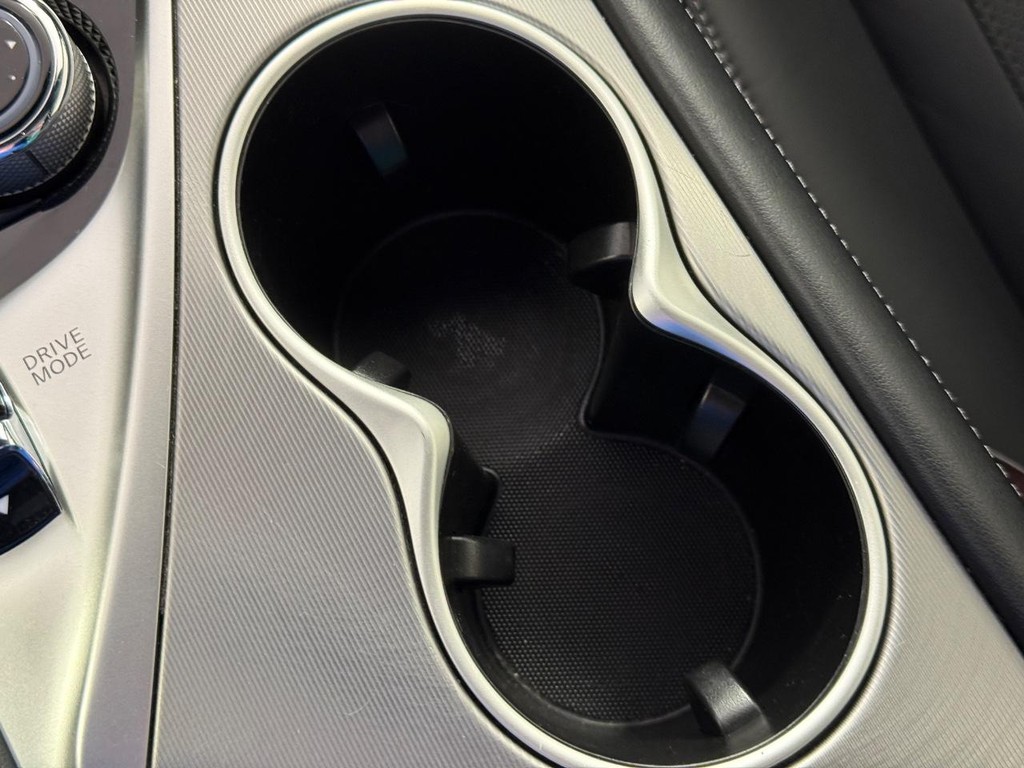 INFINITI Q60 Vehicle Full-screen Gallery Image 26