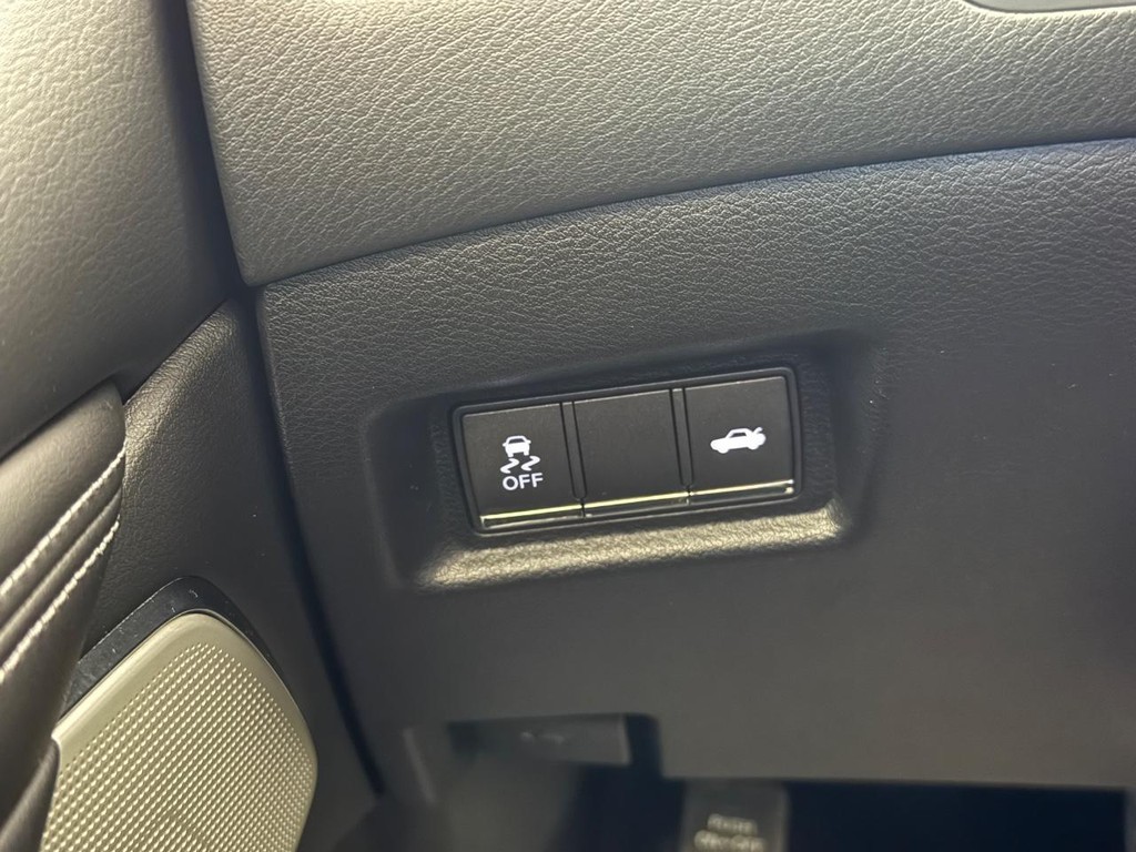 INFINITI Q60 Vehicle Full-screen Gallery Image 27