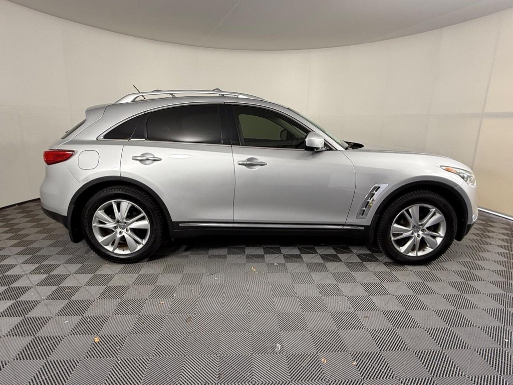 INFINITI FX35 Vehicle Full-screen Gallery Image 02