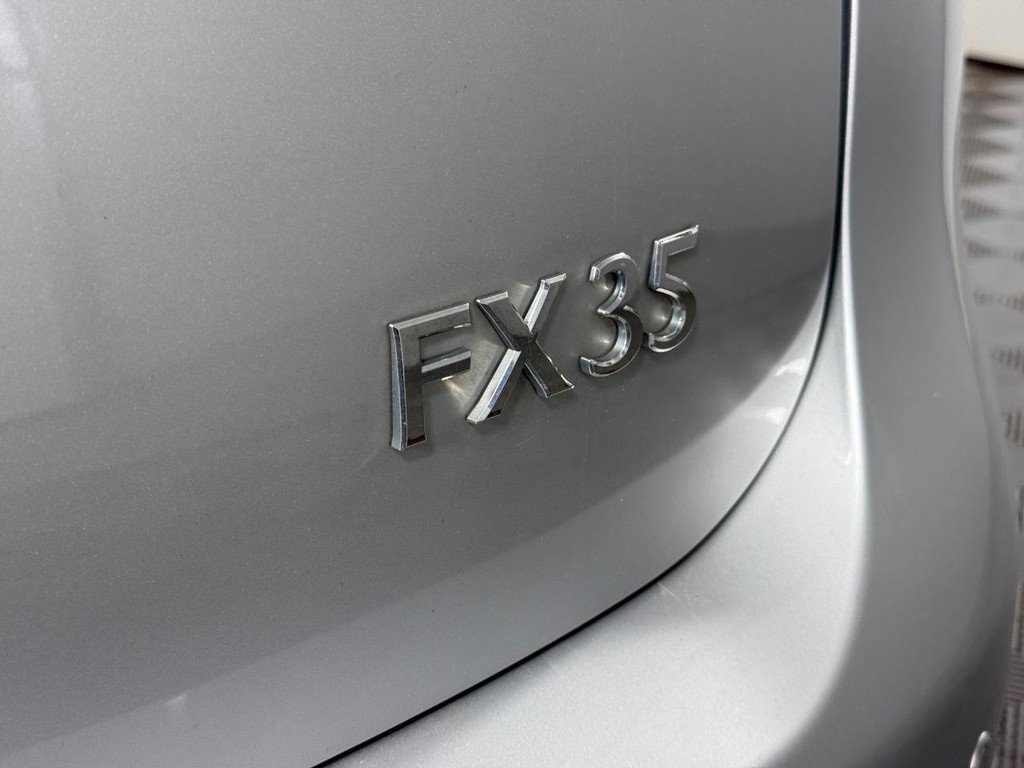 INFINITI FX35 Vehicle Full-screen Gallery Image 05