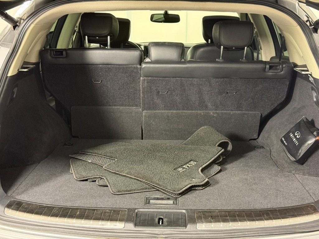 INFINITI FX35 Vehicle Full-screen Gallery Image 06