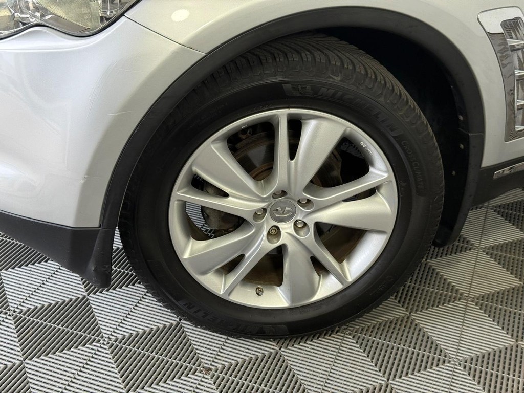 INFINITI FX35 Vehicle Full-screen Gallery Image 12
