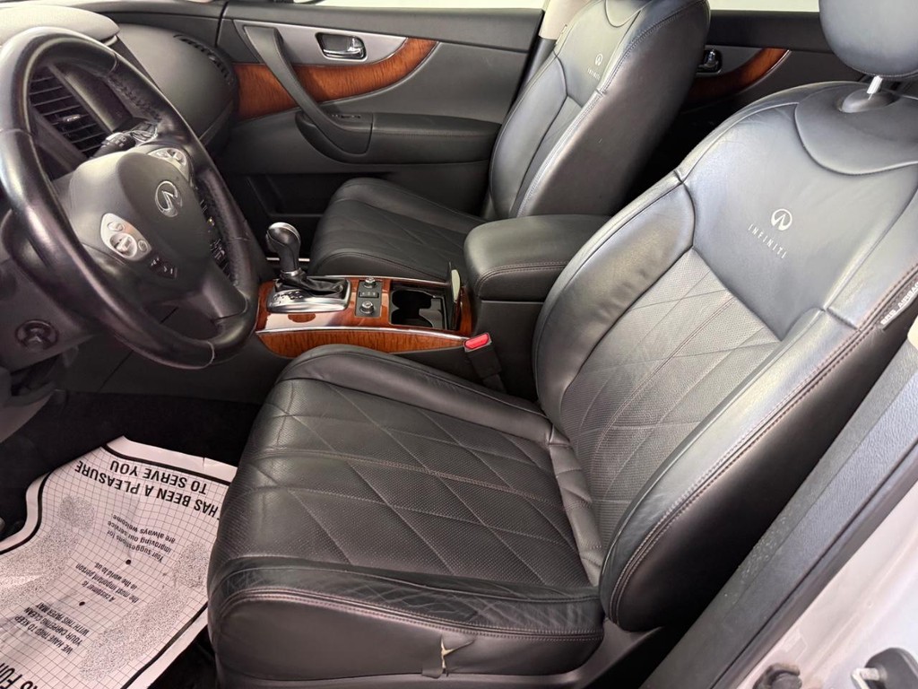 INFINITI FX35 Vehicle Full-screen Gallery Image 15