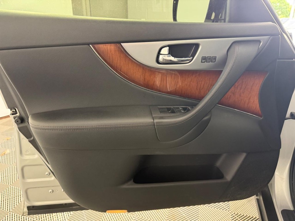 INFINITI FX35 Vehicle Full-screen Gallery Image 16