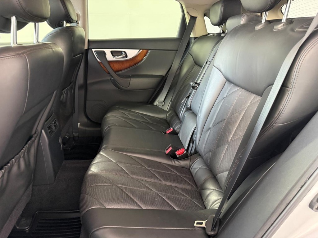 INFINITI FX35 Vehicle Full-screen Gallery Image 17