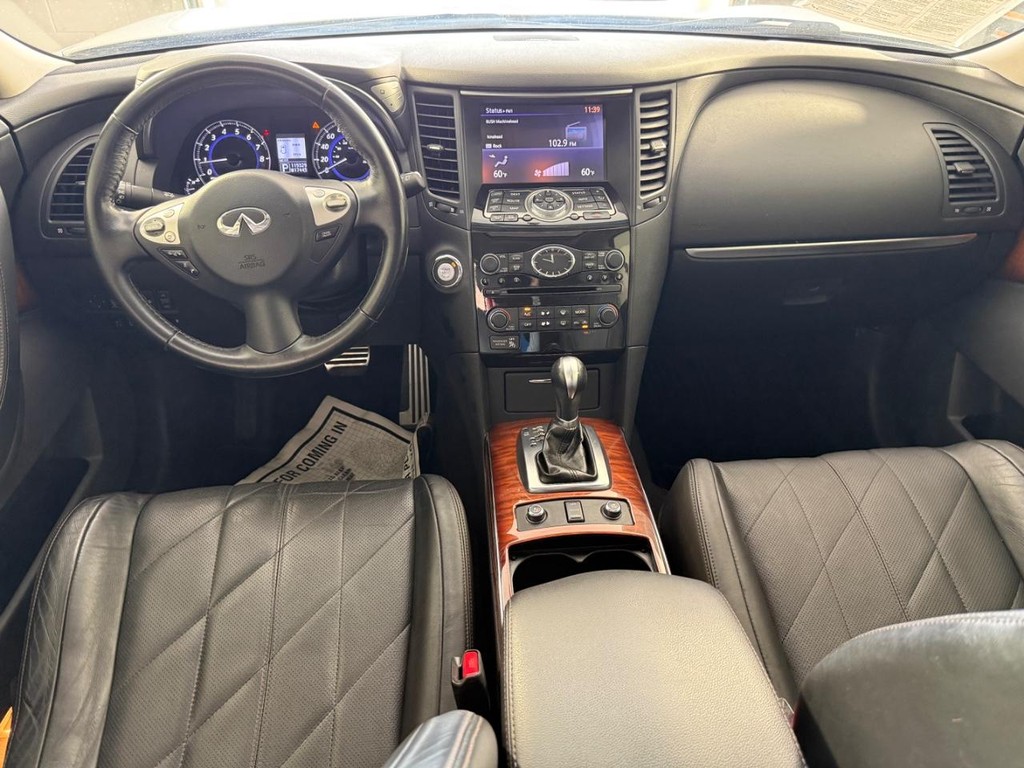 INFINITI FX35 Vehicle Full-screen Gallery Image 18