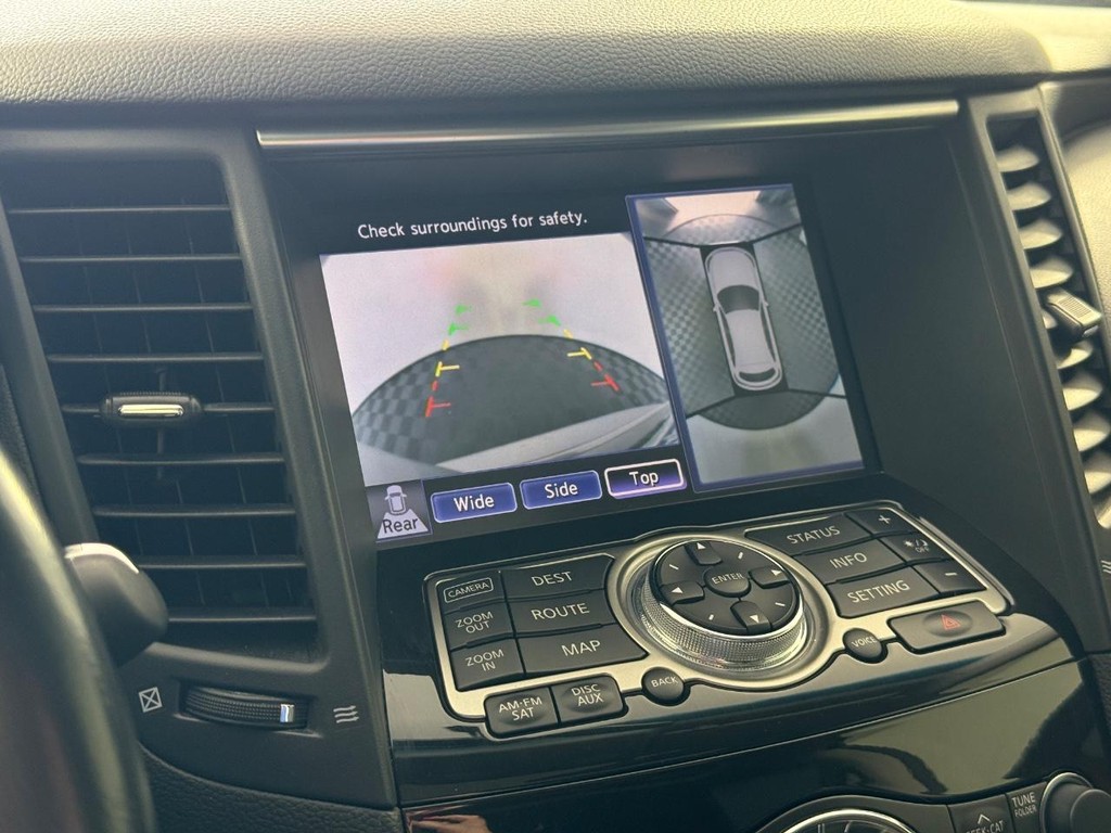 INFINITI FX35 Vehicle Full-screen Gallery Image 24