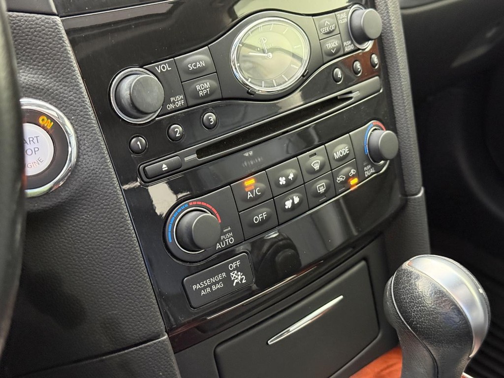 INFINITI FX35 Vehicle Full-screen Gallery Image 26